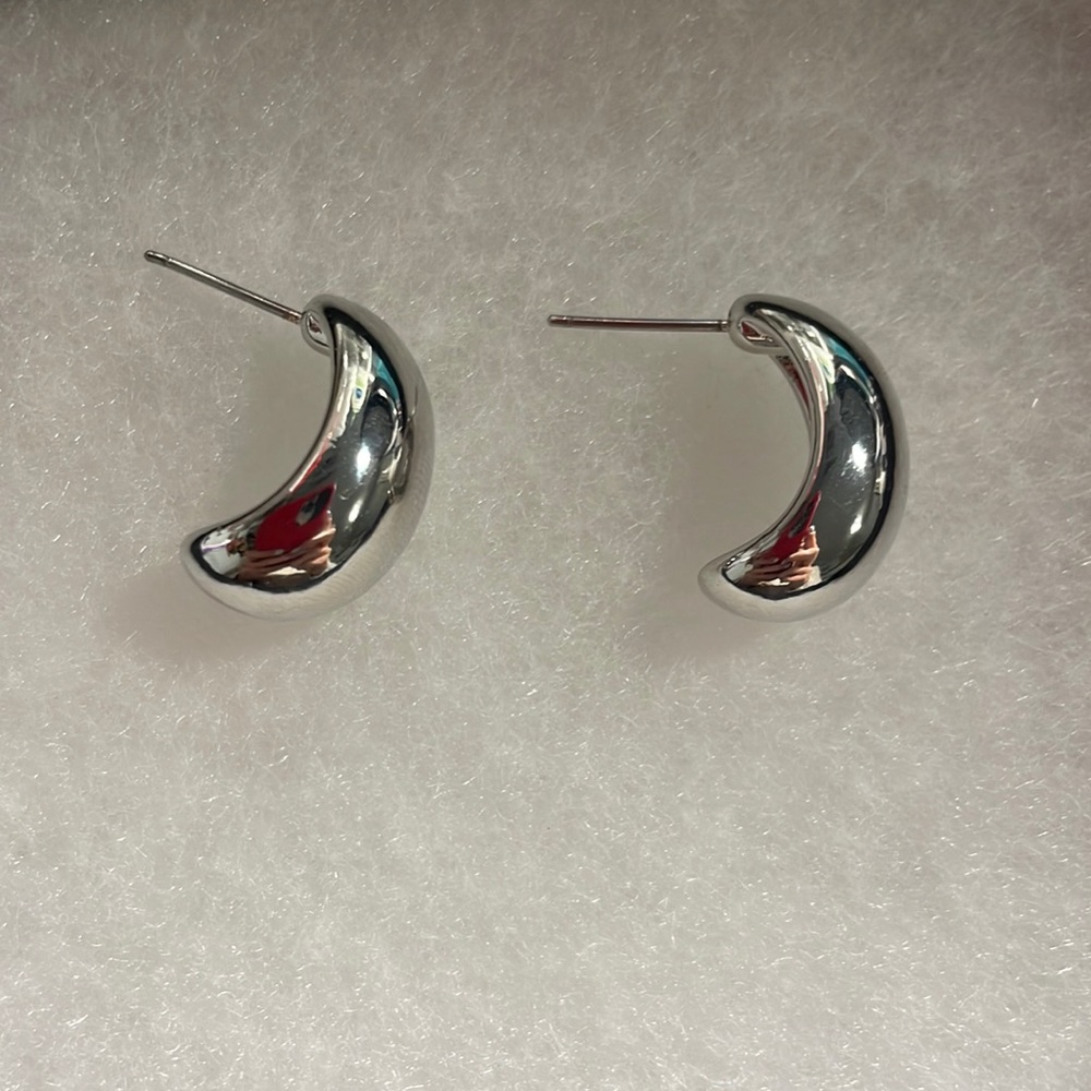 one pair of silver chunky hoops